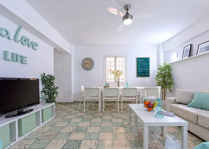 Big Flat In Center With Patio *